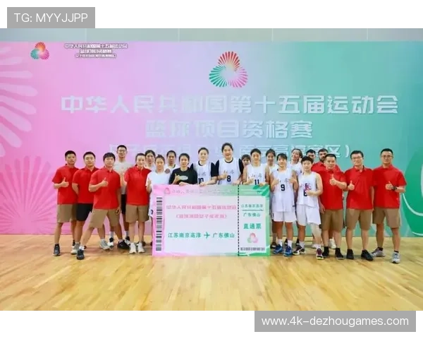 业余篮球赛观众互动热烈，地域认同感增强